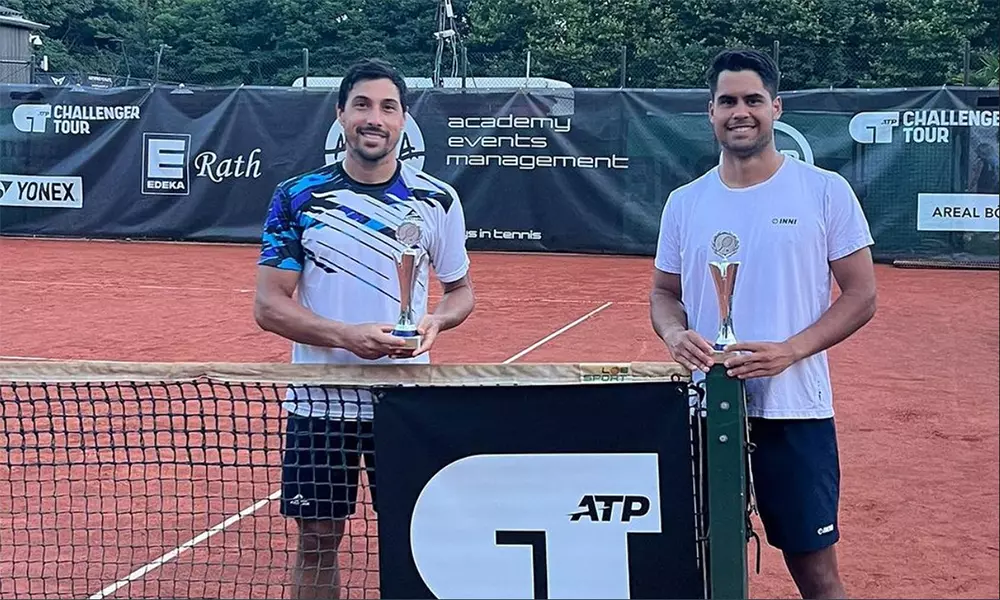 Na imagem, Fernando Romboli e Marcelo Zormann com troféu de vice-campeões.
