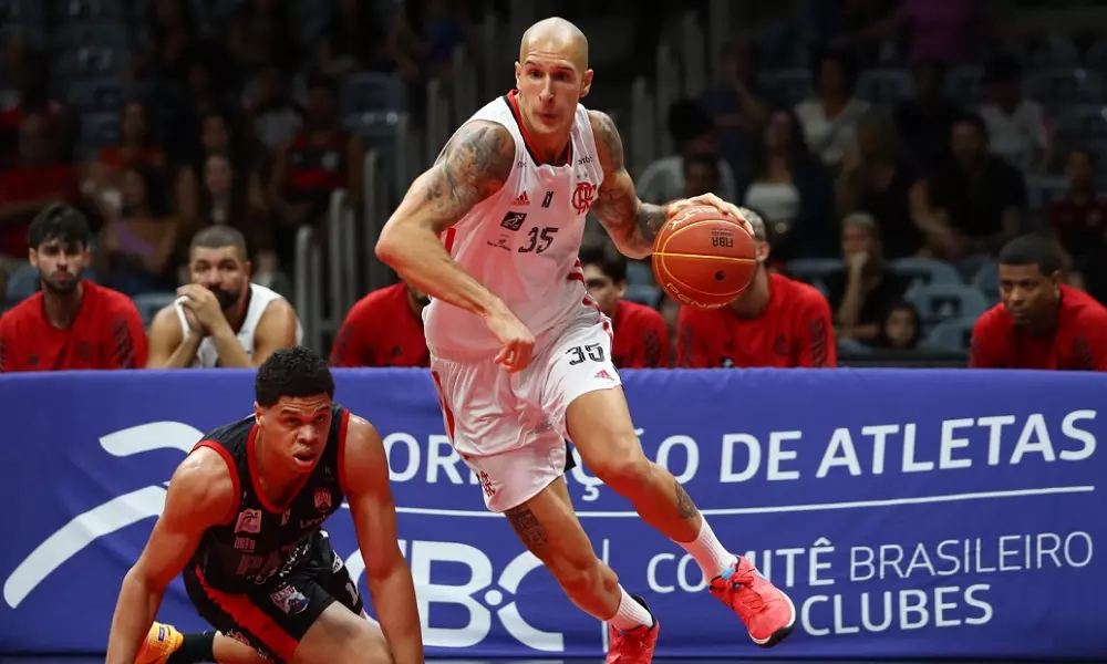 Filipovity deixa adversário no chão em partida entre Flamengo e Pato pelo NBB