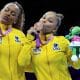 Na imagem, Rebeca Andrade e Flávia Saraiva no Mundial de ginástica artística, com suas medalhas. Elas vão competir nos Jogos Olímpicos Paris-2024