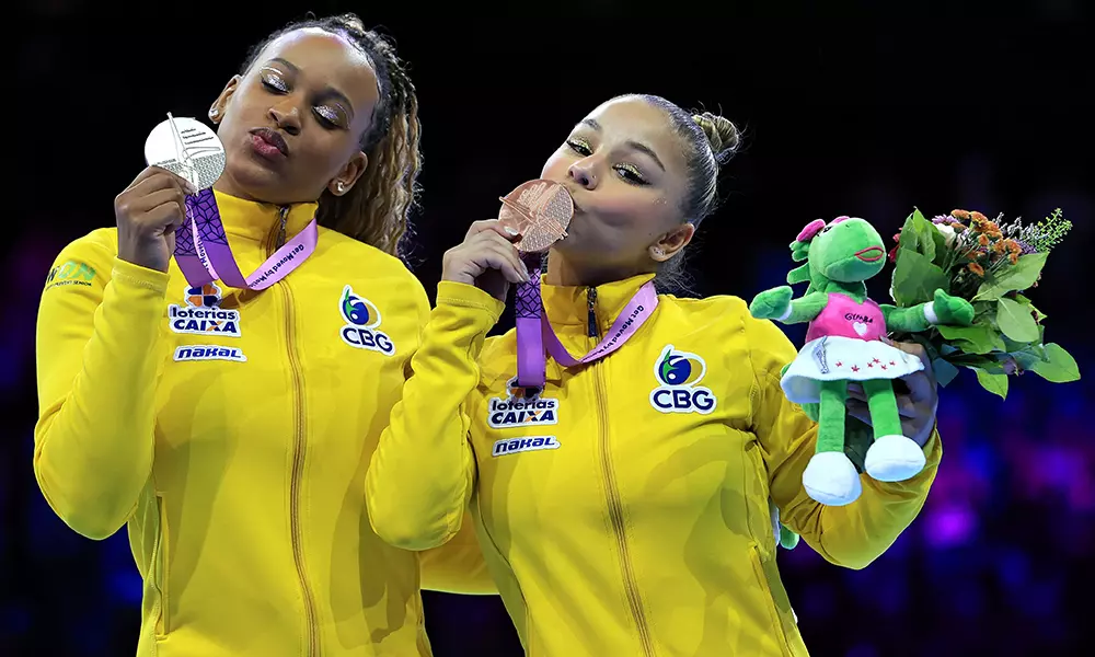 Na imagem, Rebeca Andrade e Flávia Saraiva no Mundial de ginástica artística, com suas medalhas. Elas vão competir nos Jogos Olímpicos Paris-2024