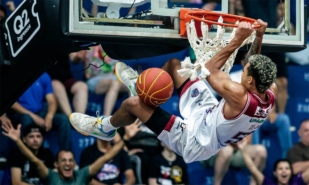 Na imagem, jogador do Franca enterrando a bola na cesta.
