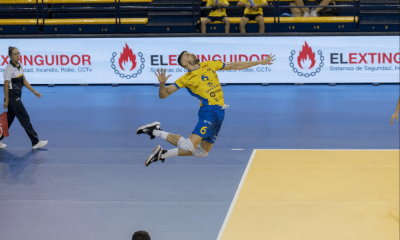 Francisco Wallyson sacando em jogo do Las Palmas pelo Champions League de vôlei masculino