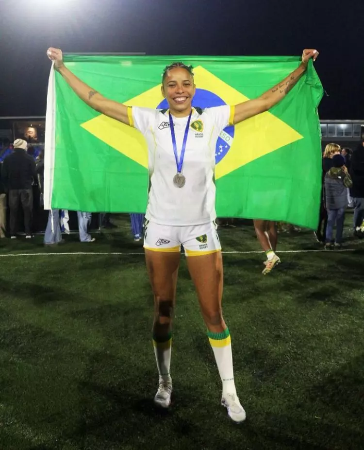 Gabriela Lima pousa com a bandeira do Brasil antes do Pan