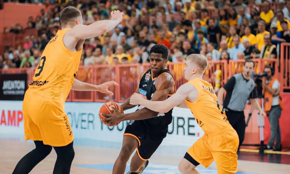 Georginho de Paula em partida do Ulm pela liga alemã de basquete