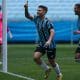 Na imagem, atacante do Grêmio comemorando um dos gols contra o Bahia.