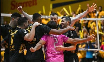 Na imagem, jogadores do Guarulhos comemorando com a torcida ao fundo.