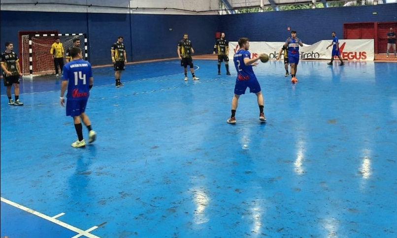 Na imagem, jogadores do Guarulhos, de azul, no ataque contra Cascavel.
