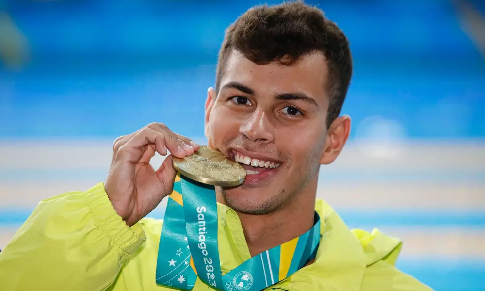 Guilherme Costa morde medalha de ouro dos 1500m livre no Pan