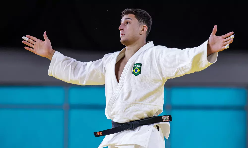 Guilherme Schimidt com os braços abertos em comemoração à vitória