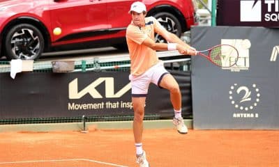 Na imagem, Gustavo Heide rebatendo a bolinha com backhand.