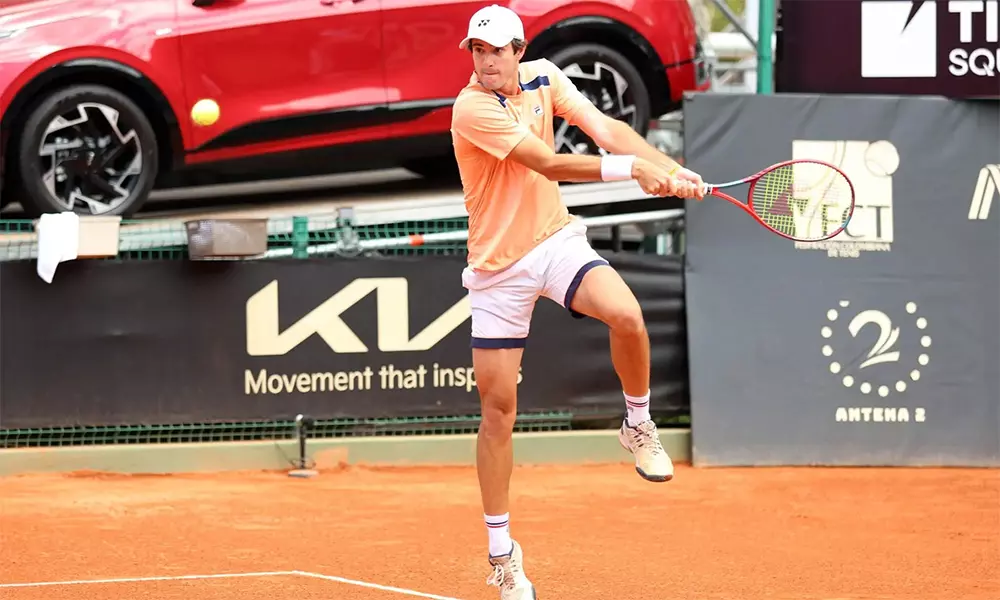 Na imagem, Gustavo Heide rebatendo a bolinha com backhand.