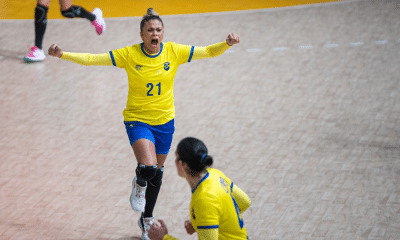 Adriana Cardoso, a Doce, comemora vitória do Brasil no handebol feminino dos Jogos Pan-Americanos Santiago-2023, que deu o ouro e vaga para Paris-2024