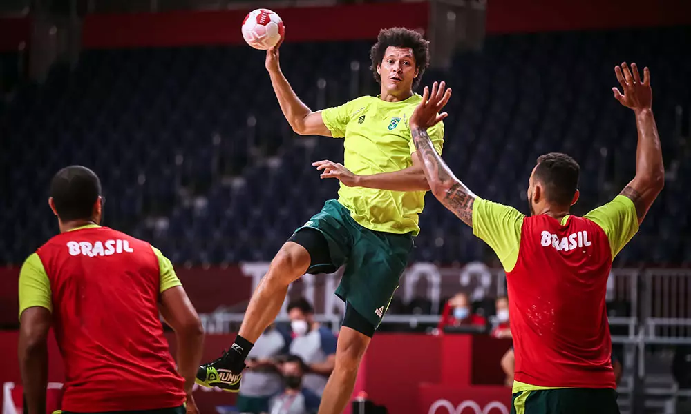 Na foto, Thiagus Petrus durante treinamento da Seleção de handebol.