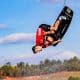 Na imagem, Henrique Daibert executando manobra com seu wakeboard.