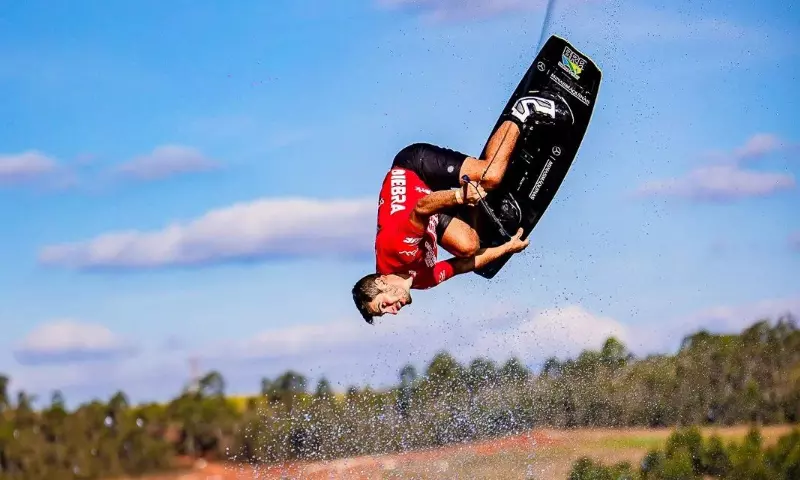Na imagem, Henrique Daibert executando manobra com seu wakeboard.