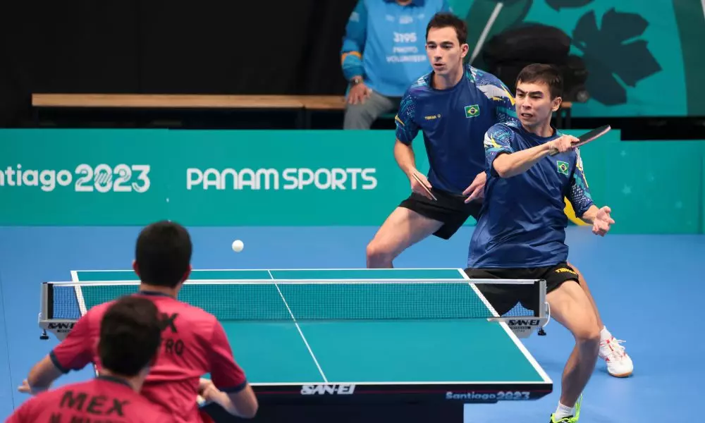 Hugo Calderano e Vitor Ishiy em ação no tênis de mesa dos Jogos Pan-Americanos de Santiago-2023