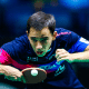 Hugo Calderano está concentrado para fazer saque com a parte externa da raquete (WTT) WTT Champions Incheon