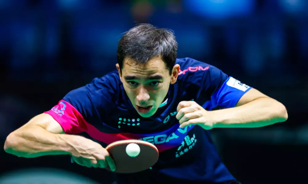 Hugo Calderano está concentrado para fazer saque com a parte externa da raquete (WTT) WTT Champions Incheon