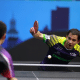 Hugo Calderano fazendo devolução de backhand no WTT Contender Muscat