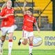 Na imagem, Roberta, lateral do Internacional que fez o primeiro gol, comemorando.