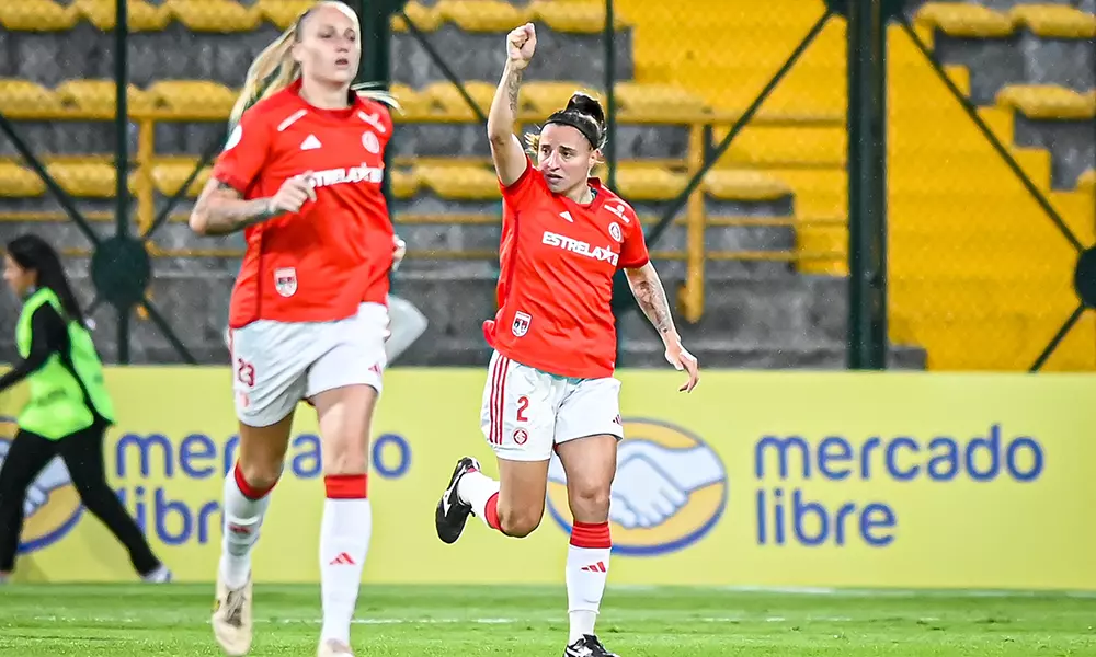 Na imagem, Roberta, lateral do Internacional que fez o primeiro gol, comemorando.