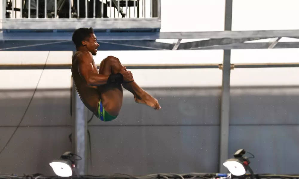 Isaac Souza durante execução de salto na final da plataforma 10m dos Jogos Pan-Americanos de Santiago-2023 - saltos ornamentais
