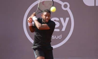 Na imagem, João Lucas Reis golpeando a bolinha de backhand no Challenge de Buenos Aires