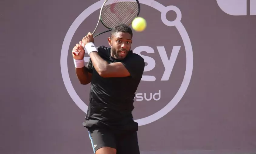 Na imagem, João Lucas Reis golpeando a bolinha de backhand no Challenge de Buenos Aires