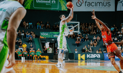 Jogador do Bauru Basket salta para arremessar em parida pelo Campeonato Paulista de basquete masculino