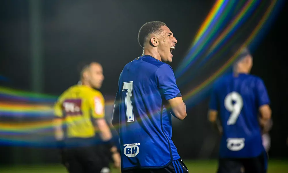 Jogador do Cruzeiro comemora gol contra o Fluminense pela Copa do Brasil Sub-20