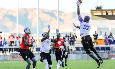 Jogador salta para receber bola em uma partida de flag football, que agora é esporte olímpico