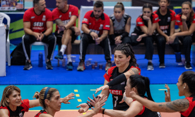 Jogadoras do SESI comemoram ponto em jogo do Campeonato Brasileiro Feminino de vôlei sentado