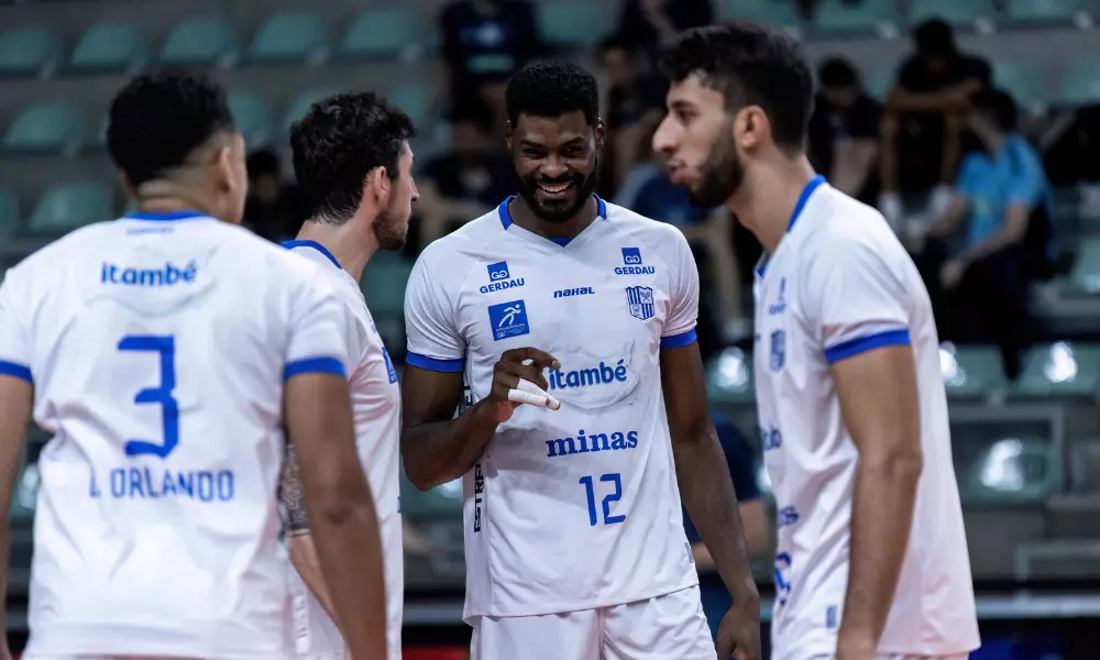 Jogadores do Minas comemoram ponto no Campeonato Mineiro de vôlei