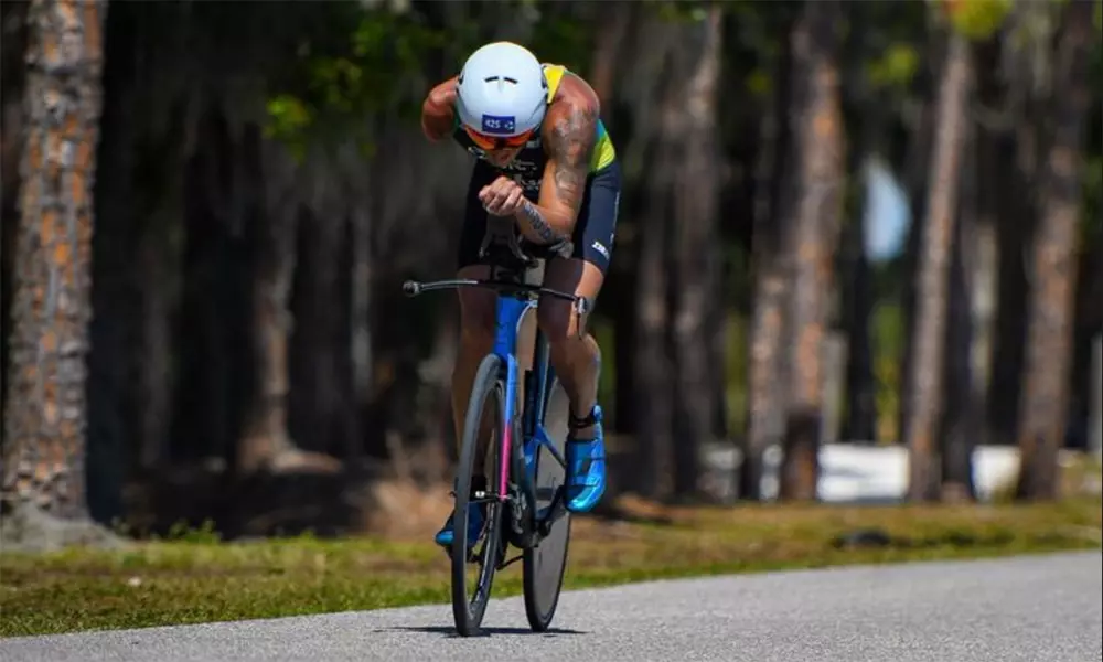 Na imagem, Jorge Luis Fonseca durante a parte de pedal na prova.