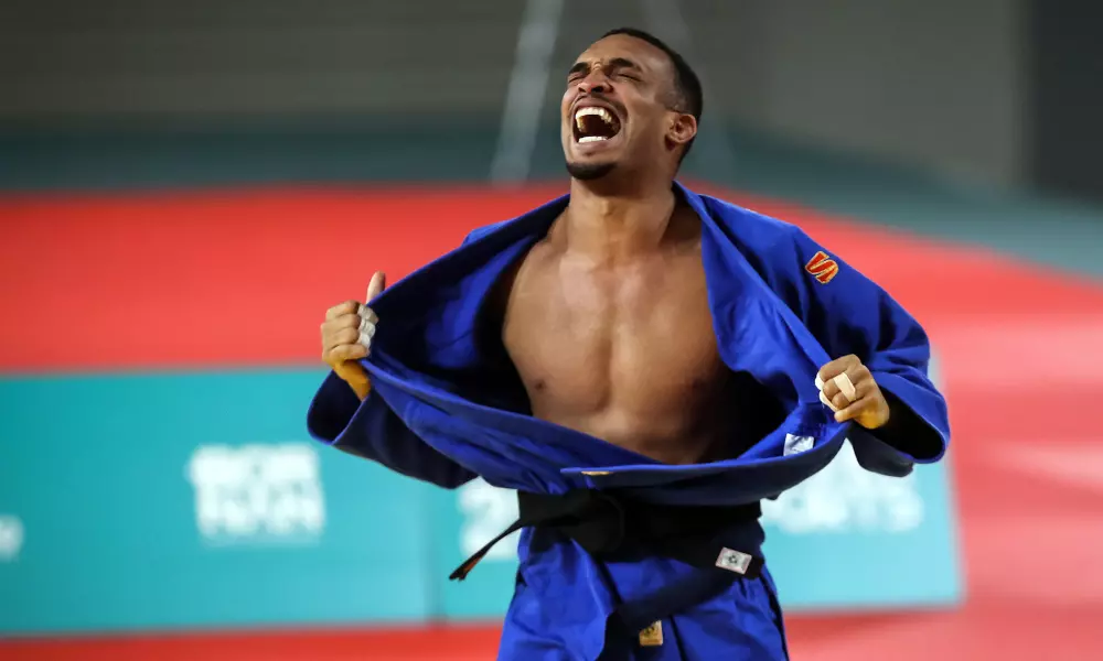 Kayo Santos vibra e estica kimono em comemoração à medalha dedicada à filha