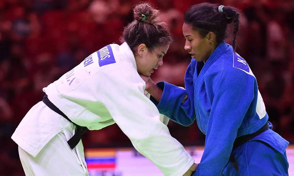 Na imagem, Ketleyn Quadros contra judoca da Venezuela.