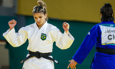 Larissa Pimenta ergue os braços em comemoração após ida para a final em Santiago-2023