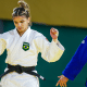Larissa Pimenta ergue os braços em comemoração após ida para a final em Santiago-2023