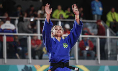 Larissa Pimenta ergue os braços em comemoração após segundo ouro nos Jogos Pan-Americanos
