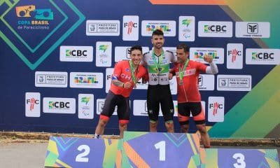 Na imagem, Lauro Chaman no pódio, cercado por ciclistas do Chile.