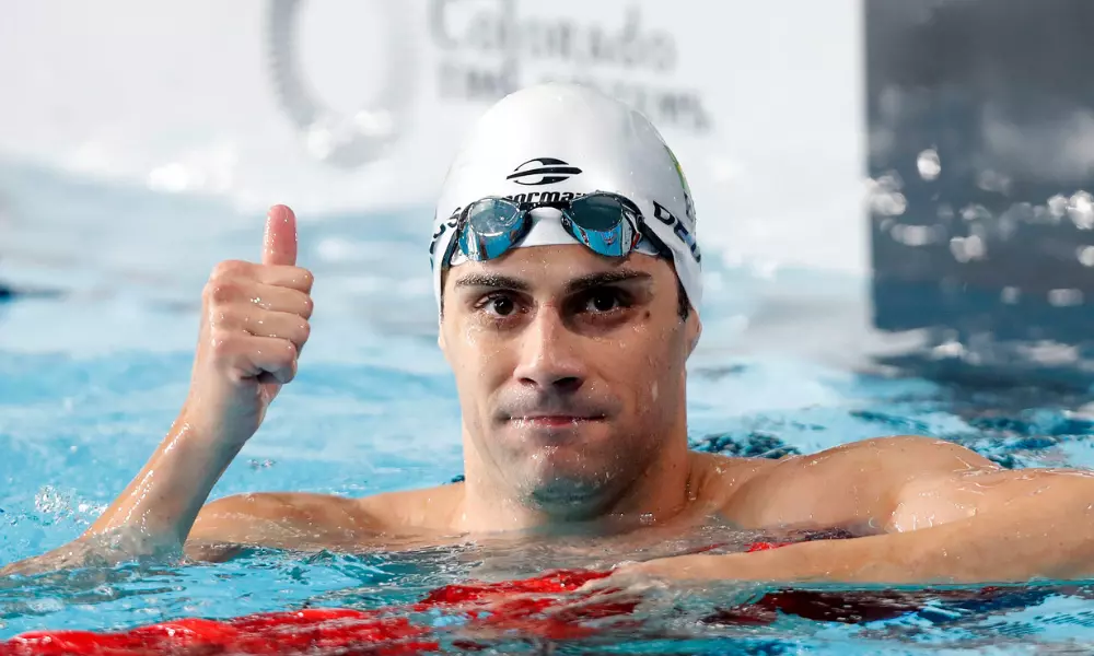 Léo de Deus dá joia para a câmera, na piscina do Centro Aquático, após a prova em Santiago-2023