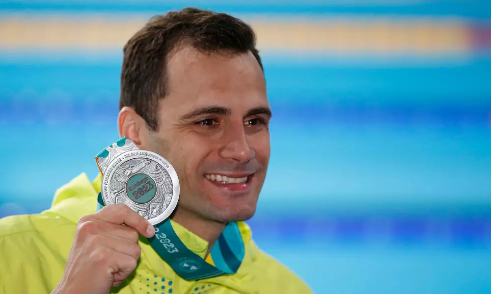 Léo de Deus mostra sua medalha de prata para a imagem