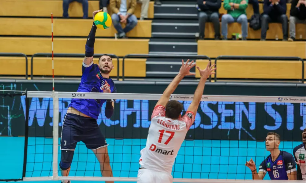 Luan Weber atacando na saída de rede em partida da Champions League de vôlei