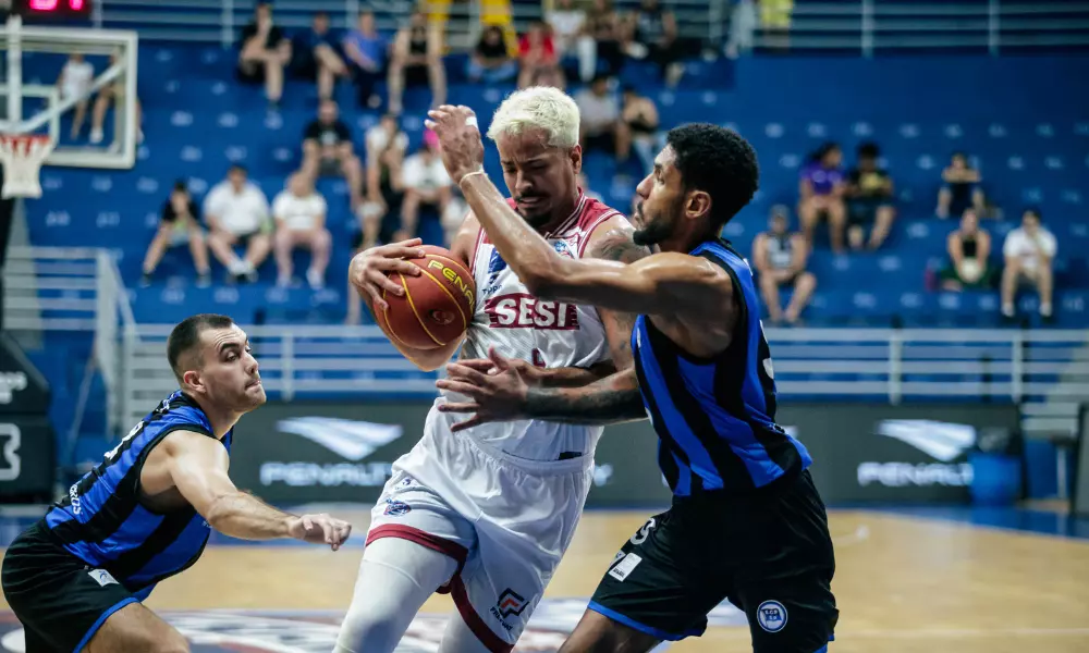 Lucas Dias, do Sesi Franca, está cercado por jogadores do Pinheiros em jogo do Campeonato Paulista de Basquete masculino