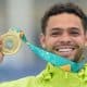 Lucas Rabelo sorri com a medalha de ouro dos Jogos Pan-Americanos de SAntiago-2023