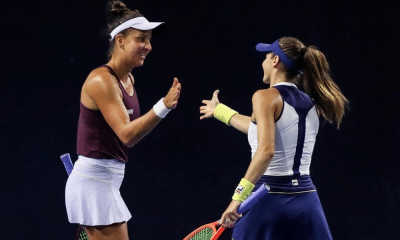 Luisa Stefani e Ingrid Martins se cumprimentam após mais uma vitória no WTA 1000 de Pequim. Bia Haddad também está nas quartas de final
