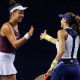 Luisa Stefani e Ingrid Martins se cumprimentam após mais uma vitória no WTA 1000 de Pequim. Bia Haddad também está nas quartas de final