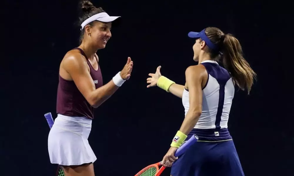 Luisa Stefani e Ingrid Martins se cumprimentam após mais uma vitória no WTA 1000 de Pequim. Bia Haddad também está nas quartas de final
