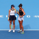 Luisa Stefani e Ingrid Martins conversam na quadra do WTA 1000 de Pequim