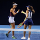Luisa Stefani e Ingrid Martins se cumprimentam após mais uma vitória no WTA 1000 de Pequim